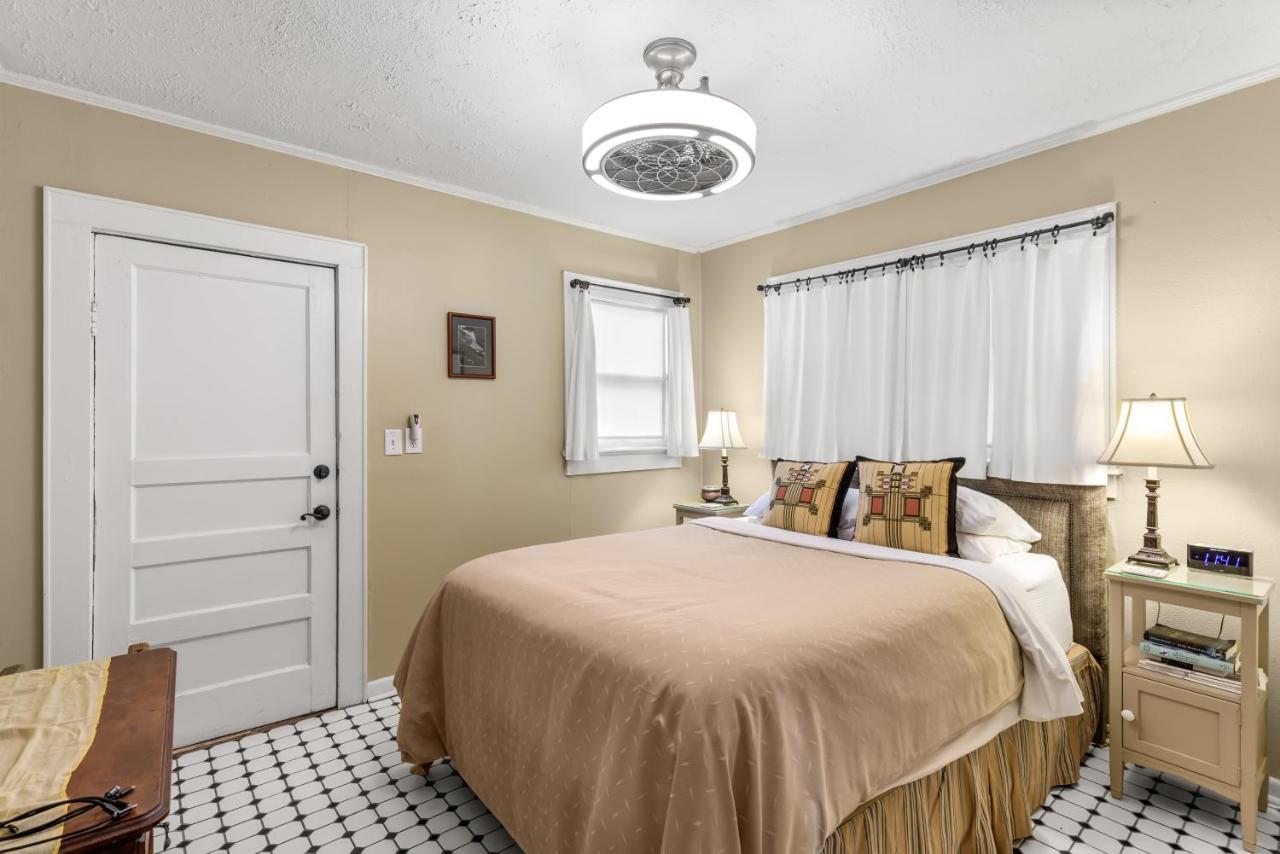 Charming 1923 Cottage At Erehwon Retreat Tampa Exterior foto